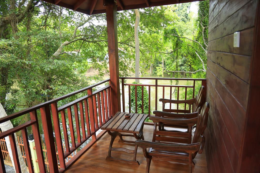 Hotel River Front Tissamaharama Exterior photo