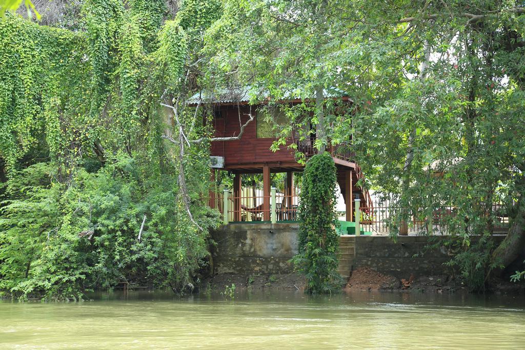 Hotel River Front Tissamaharama Exterior photo