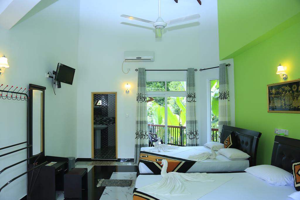 Hotel River Front Tissamaharama Exterior photo