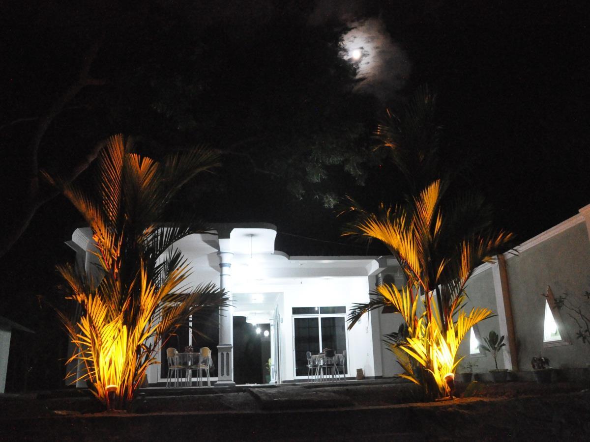 Hotel River Front Tissamaharama Exterior photo
