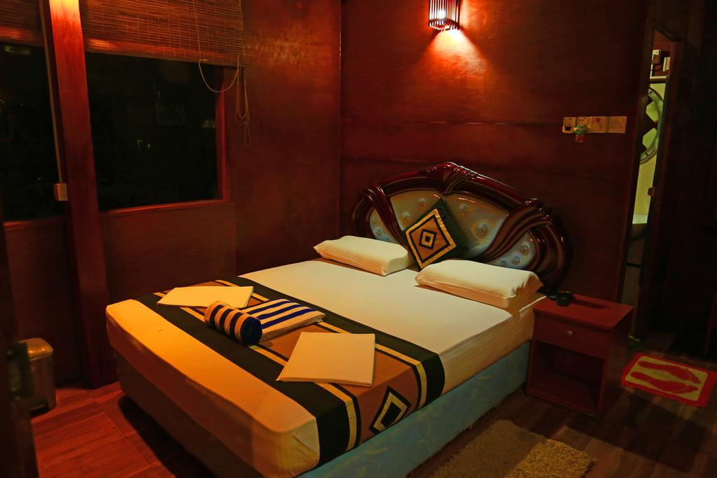 Hotel River Front Tissamaharama Exterior photo