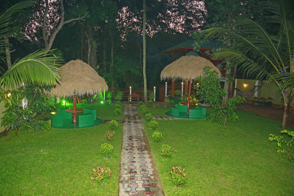 Hotel River Front Tissamaharama Exterior photo