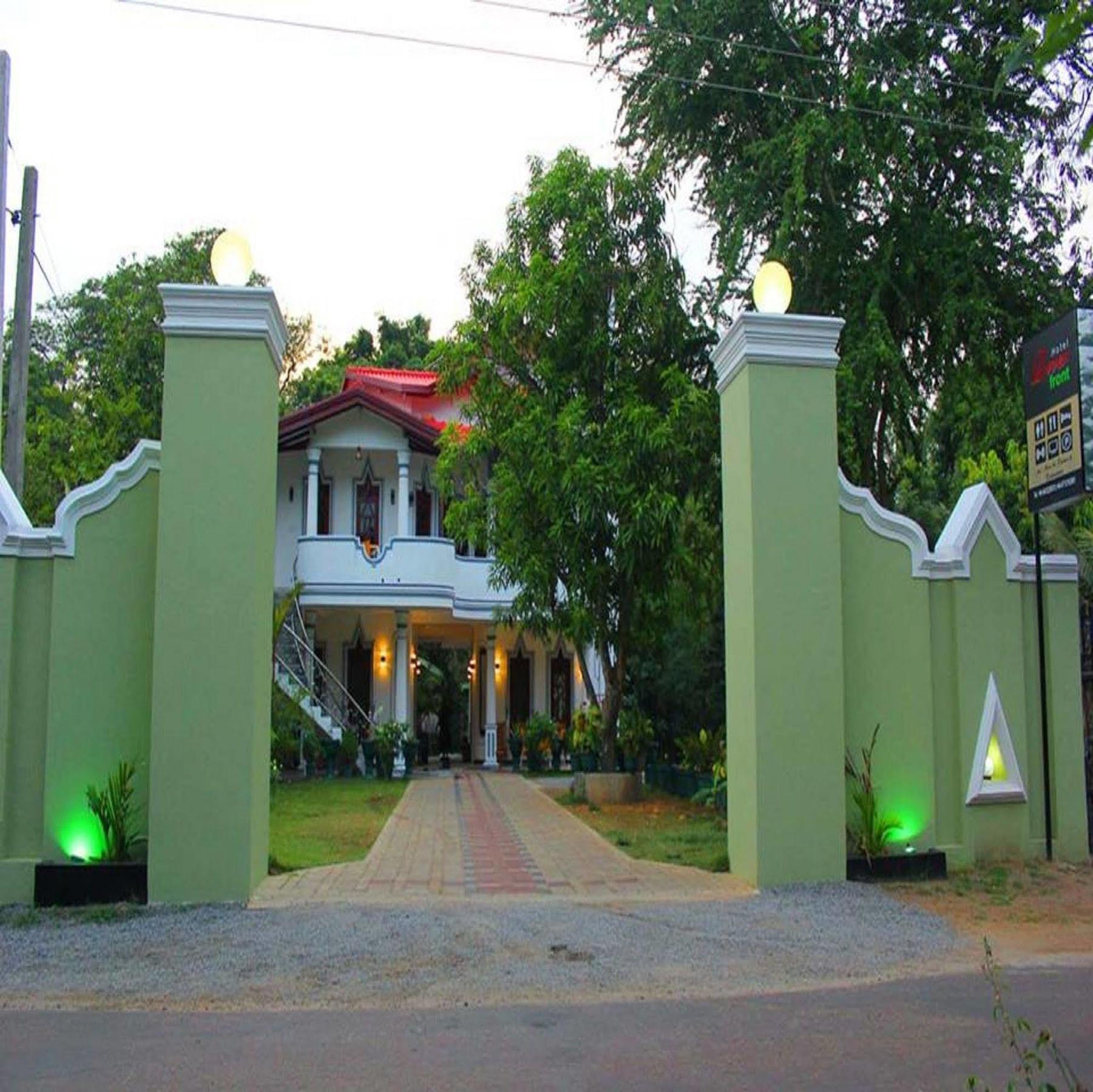 Hotel River Front Tissamaharama Exterior photo