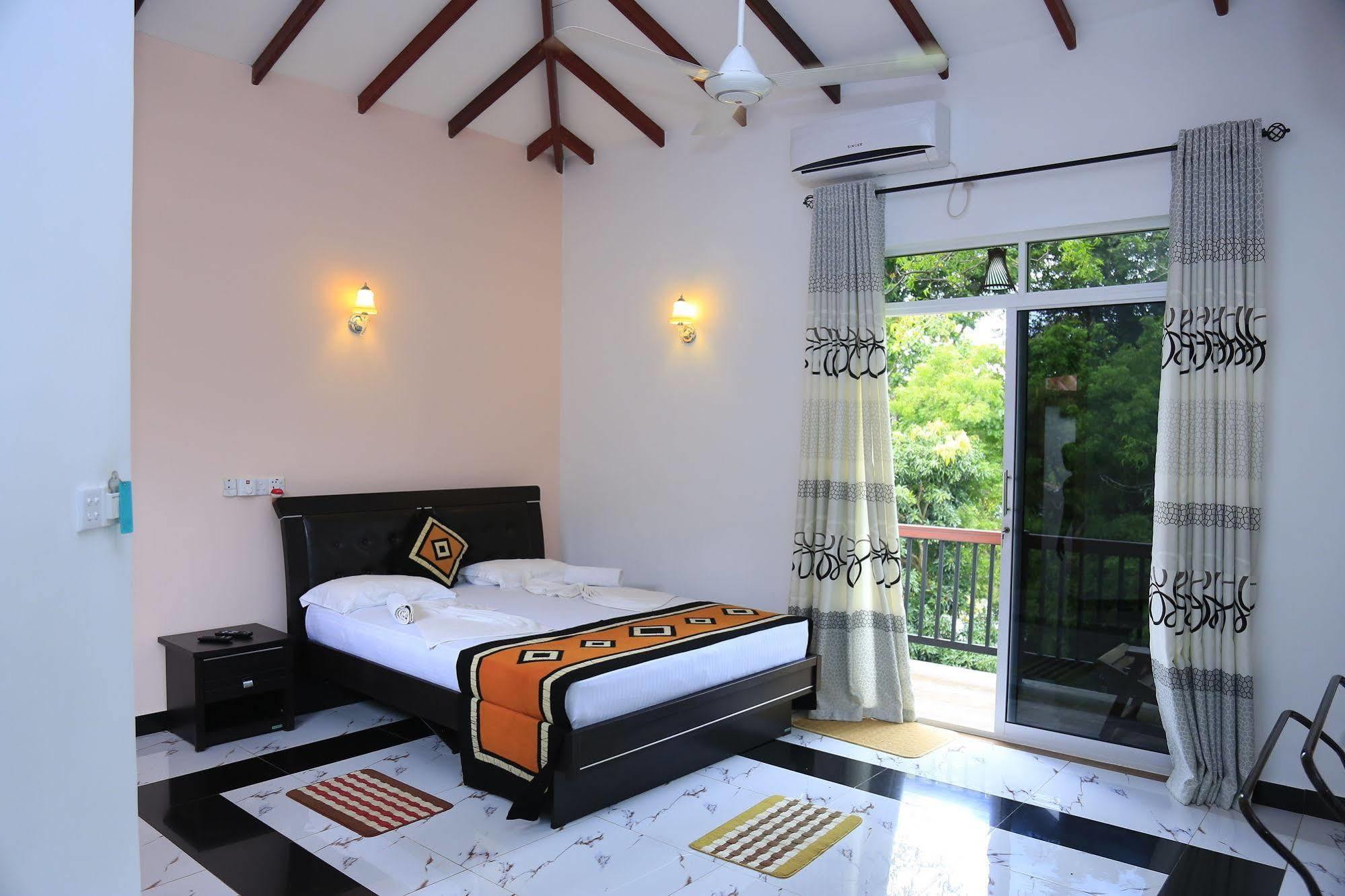 Hotel River Front Tissamaharama Exterior photo