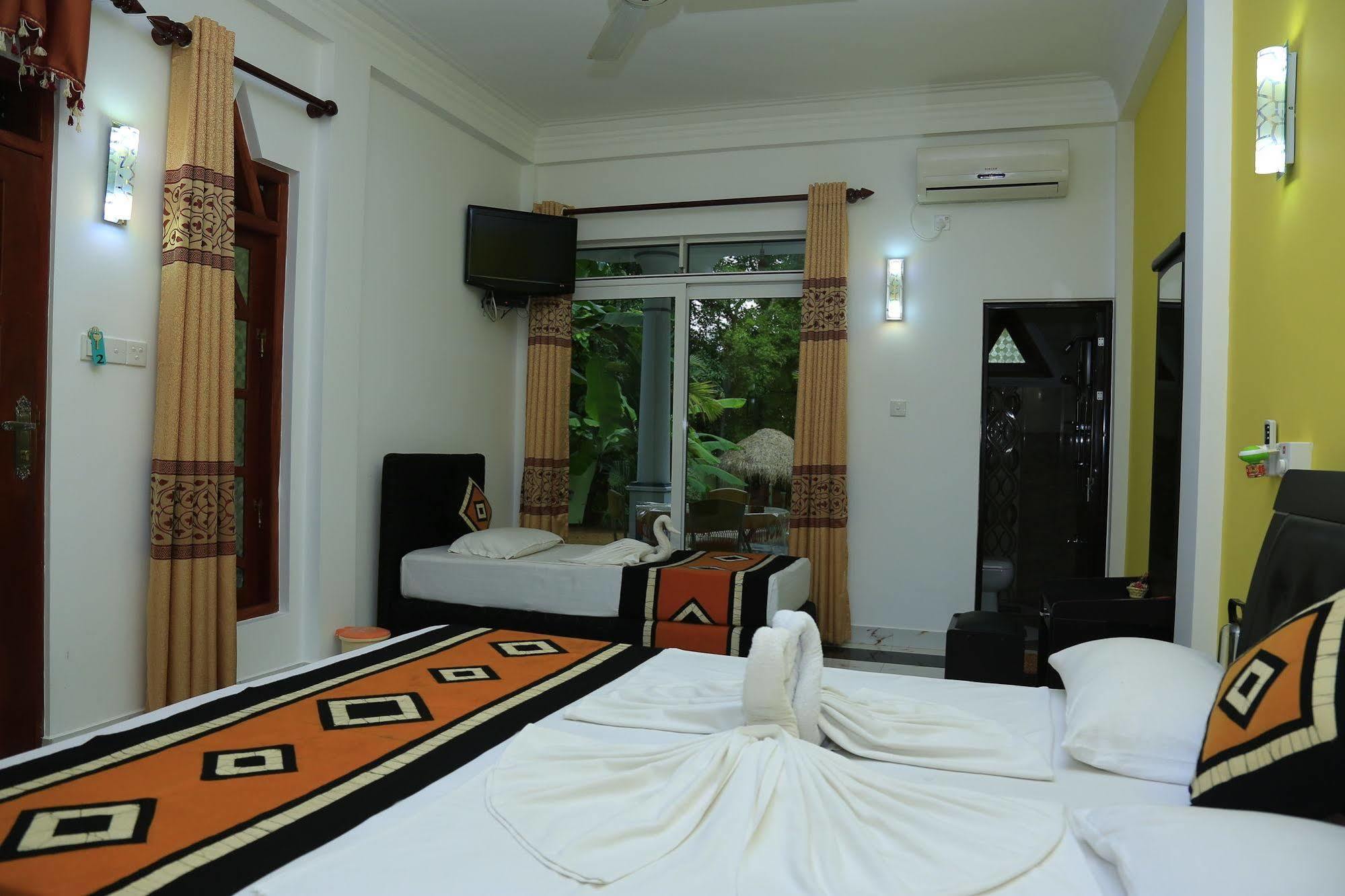 Hotel River Front Tissamaharama Exterior photo