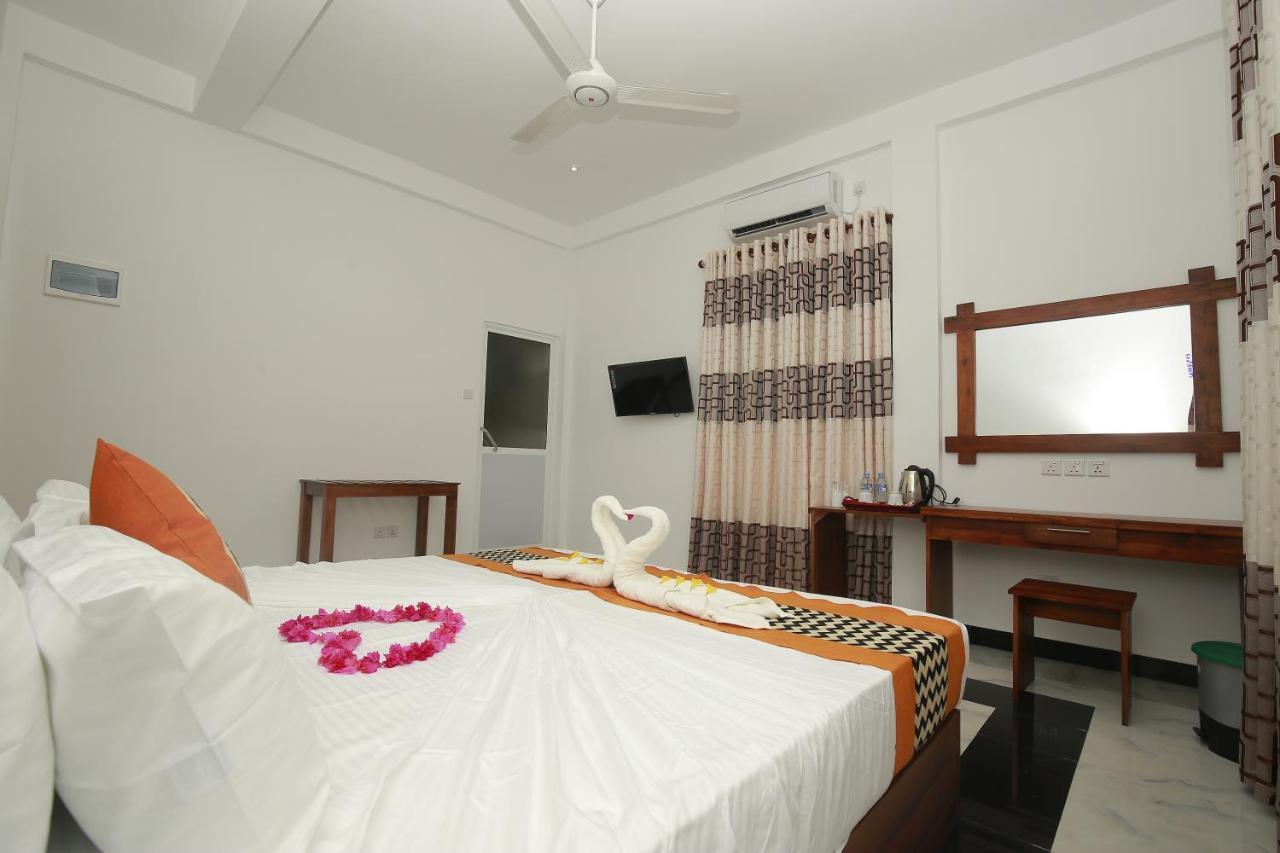 Hotel River Front Tissamaharama Exterior photo
